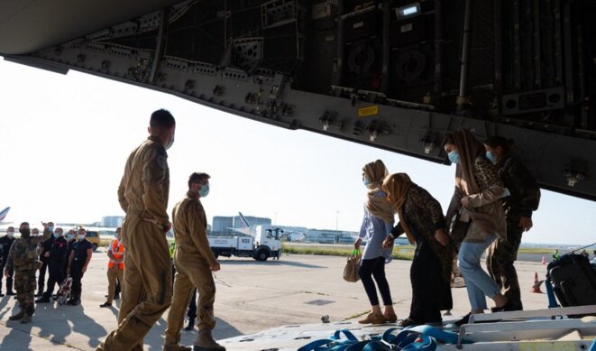 Des Afghans et des Français, transportés par les forces armées françaises, arrivent à Abu Dhabi le 26 août 2021. © Forces armées françaises/EyePress News/EyePress via AFP