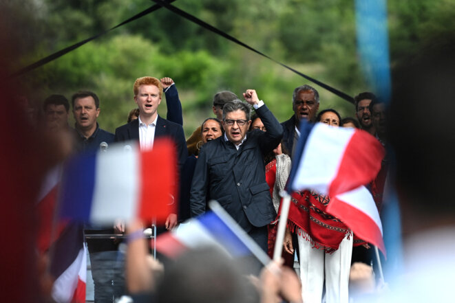 Jean-Luc Mélenchon entouré de ses soutiens, lors des Amfis d'été organisés à Châteauneuf-sur-Isère, le 29 août 2021. © OLIVIER CHASSIGNOLE / AFP