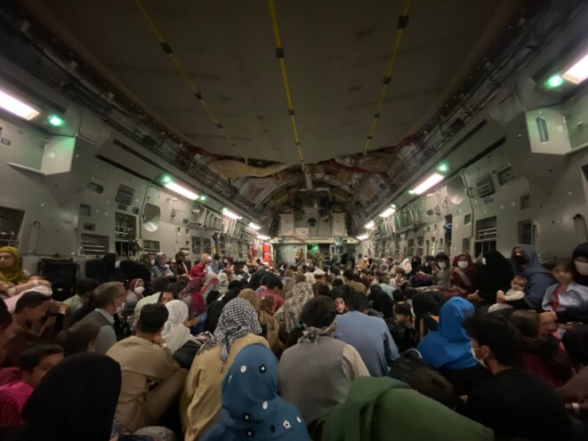 Vol militaire avec plus de 500 Afghans vers Doha depuis Kaboul, le 26 août 2021. © Photo Mortaza Behboudi pour Mediapart Vol militaire avec plus de 500 Afghans vers Doha depuis Kaboul, le 26 août 2021. © Photo Mortaza Behboudi pour Mediapart