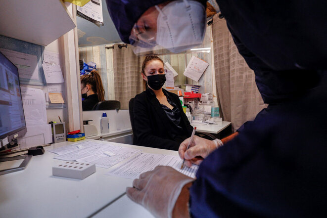 Renseignement des informations d’une patiente avant de réaliser un test antigénique Covid-19 dans une pharmacie de Deauville, le 4 août 2021. © Sameer Al-Doumy / AFP