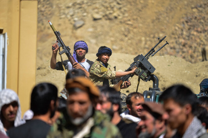 Des membres du mouvement de résistance afghan et des forces du soulèvement anti-talibans se tiennent à l'arrière d'une camionnette armée dans le district d'Abshar, dans la province du Pandjchir, le 28 août 2021. © Photo Ahmad Sahel Arman / AFP Des membres du mouvement de résistance afghan et des forces du soulèvement anti-talibans se tiennent à l'arrière d'une camionnette armée dans le district d'Abshar, dans la province du Pandjchir, le 28 août 2021. © Photo Ahmad Sahel Arman / AFP