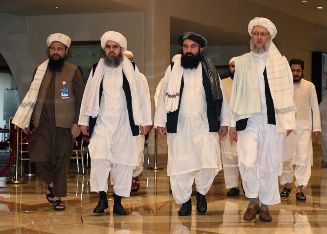 12 août 2021. Le chef de la délégation des talibans Abdul Salam Hanafi (à droite), accompagné de responsables talibans dans le hall d'un hôtel lors des pourparlers à Doha, la capitale du Qatar. © Karim Jaafar / AFP 12 août 2021. Le chef de la délégation des talibans Abdul Salam Hanafi (à droite), accompagné de responsables talibans dans le hall d'un hôtel lors des pourparlers à Doha, la capitale du Qatar. © Karim Jaafar / AFP