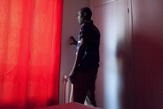 Paris, le 4 aout 2015. Un homme, réfugié soudanais, dans la chambre qu'il occupe dans un hôtel géré par Emmaüs après l’évacuation d’un camp de migrants à la halle Pajol. © Photo Benjamin Mengelle / Hans Lucas via AFP
