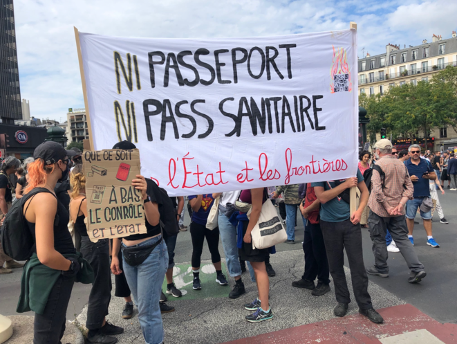 Une pancarte dans un cortège parisien contre le passe sanitaire. © Photo MG / Mediapart
