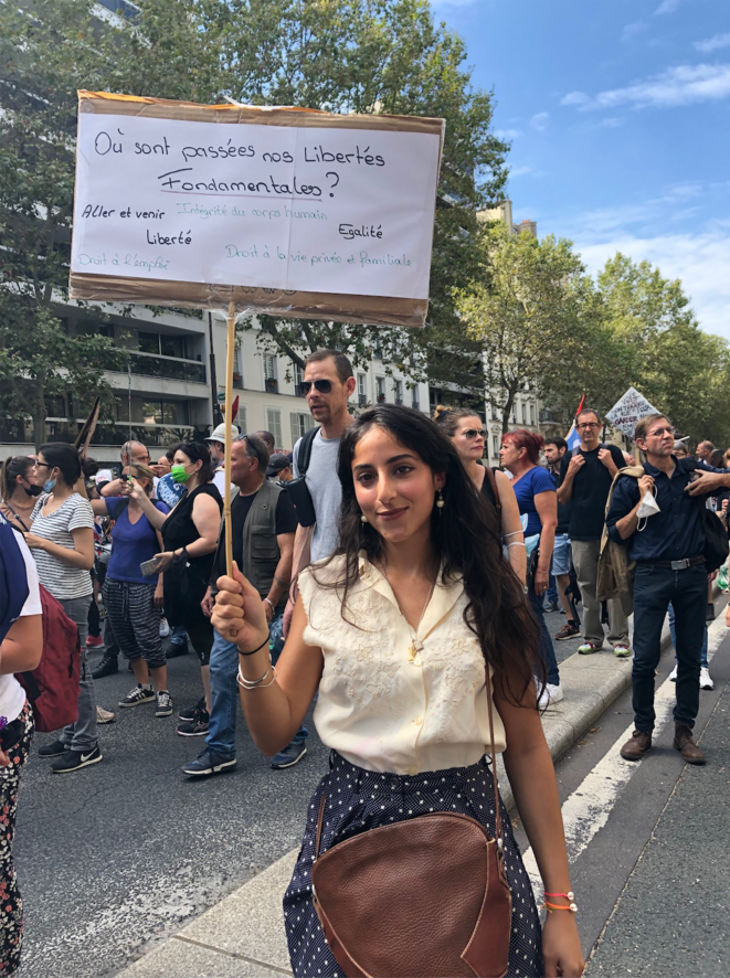 Sarah dans le cortège parisien. © Photo MG / Mediapart