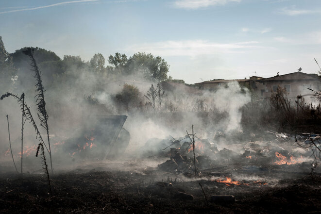 Fumées d’un incendie dans la Terre des feux, à Villa Literno, près de Naples, le 15 septembre 2019. © Photo Manuel Dorati / NurPhoto via AFP