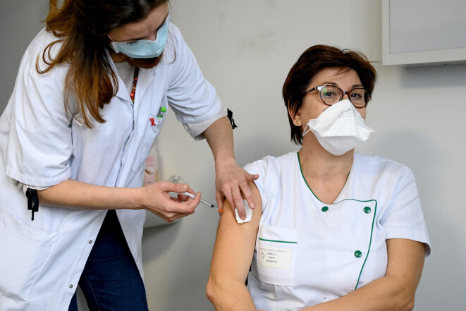 Une soignante de l’hôpital Saint-Camille à Bry-sur-Marne, reçoit une dose de vaccin Pfizer-BioNTech, le 8 janvier 2021. © Photo Bertrand Guay / AFP