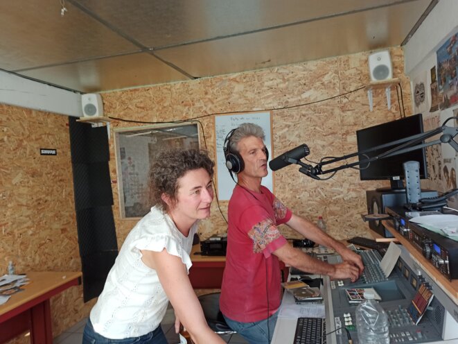 Kristina, directrice d'antenne et Alistair, animateur de « World Local » © Favier Kristina, directrice d'antenne et Alistair, animateur de « World Local » © Favier
