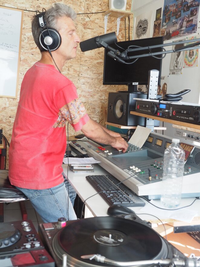 Alistair et une belle platine vinyle ! © Aurélien Culat Alistair et une belle platine vinyle ! © Aurélien Culat
