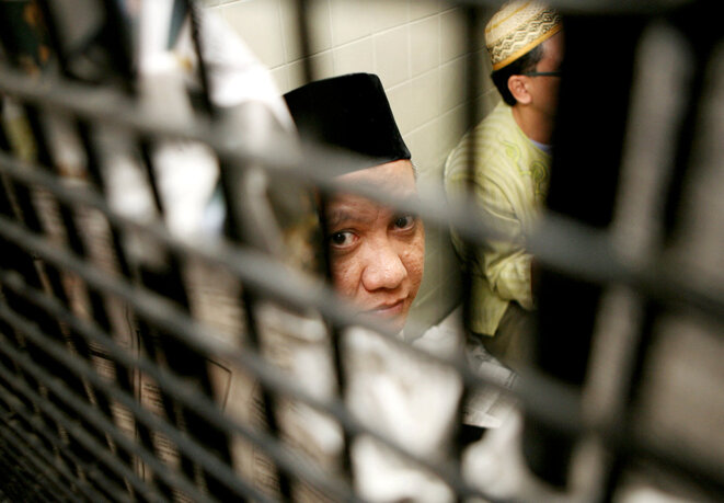 Jakarta, le 17 décembre 2007. Zarkasi, chef du réseau Jemaah Islamiyah, dans sa cellule avant son procès pour le contrôle des opérations et l’organisation des attentats de Bali en 2002. © Photo Ahmad Zamroni / AFP Jakarta, le 17 décembre 2007. Zarkasi, chef du réseau Jemaah Islamiyah, dans sa cellule avant son procès pour le contrôle des opérations et l’organisation des attentats de Bali en 2002. © Photo Ahmad Zamroni / AFP