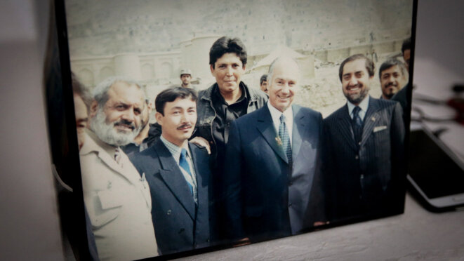 Jahwad, ici à gauche de l'Aga Khan sur la photo, lors d'une visite en Afghanistan dans les années 1990. © Photo Julian Colling pour Mediapart