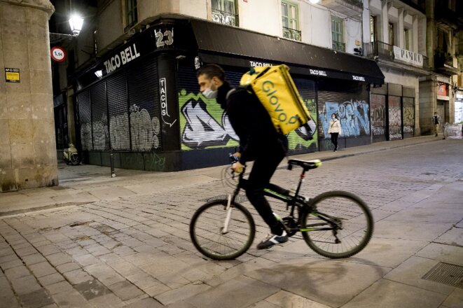 Un livreur Glovo à Barcelone le 6 novembre 2020. © Photo Albert Llop / NurPhoto via AFP Un livreur Glovo à Barcelone le 6 novembre 2020. © Photo Albert Llop / NurPhoto via AFP