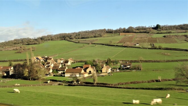 Village bourguignon vu du TGV © Jeanne Menjoulet Village bourguignon vu du TGV © Jeanne Menjoulet