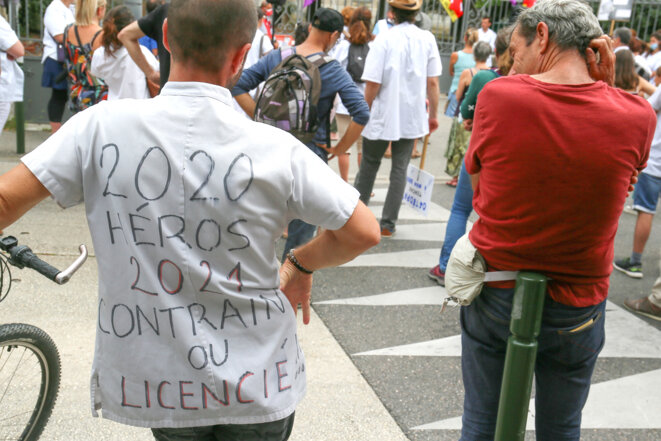 Le 9 septembre 2021 à Valence, des soignants de l'hôpital manifestent devant le siège de l'ARS contre l'obligation vaccinale. © Nicolas Guyonnet / AFP