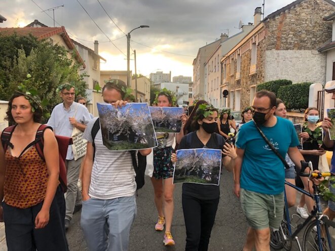 Marche funèbre en hommage aux espèces détruites lors de l'expulsion des jardins d'Aubervilliers, le 5/09/21 (JL). © J.L. Marche funèbre en hommage aux espèces détruites lors de l'expulsion des jardins d'Aubervilliers, le 5/09/21 (JL). © J.L.