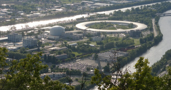 L’ESRF est l’un des quinze synchrotrons existants dans le monde et l’un des deux en France. Basé à Grenoble, il compte 44 lignes de lumière. L’ESRF est l’un des quinze synchrotrons existants dans le monde et l’un des deux en France. Basé à Grenoble, il compte 44 lignes de lumière.