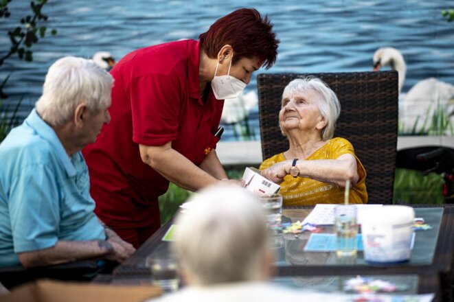 Dans une résidence pour personnes âgées à Neuruppin (Brandebourg), le 3 juin. © Fabian Sommer / dpa Picture-Alliance via AFP