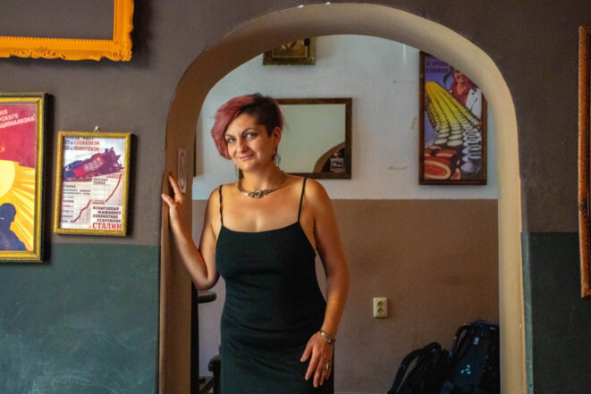Andrada Popa dans le bar "Soviet" © Justin Carrette Andrada Popa dans le bar "Soviet" © Justin Carrette