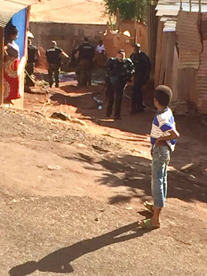 Quartier Karabole, Koungou, mardi 21 septembre. Contrôle policier. © collection daniel gros Quartier Karabole, Koungou, mardi 21 septembre. Contrôle policier. © collection daniel gros