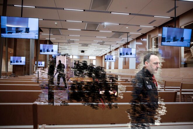 Christophe Molmy, le patron de la BRI, et des policiers de la BAC en train d'intervenir au Bataclan. © Photo montage Sébastien Calvet / Mediapart montage Sébastien Calvet / Mediapart avec Steven Wassenaar / Hans Lucas via AFP Christophe Molmy, le patron de la BRI, et des policiers de la BAC en train d'intervenir au Bataclan. © Photo montage Sébastien Calvet / Mediapart montage Sébastien Calvet / Mediapart avec Steven Wassenaar / Hans Lucas via AFP