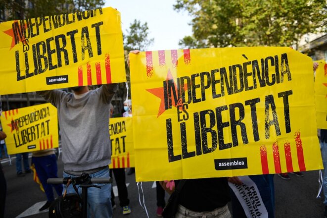 Des manifestants pro-Puigdemont devant le consulat italien à Barcelone. © Adria Puig / Anadolu Agency via AFP. Des manifestants pro-Puigdemont devant le consulat italien à Barcelone. © Adria Puig / Anadolu Agency via AFP.
