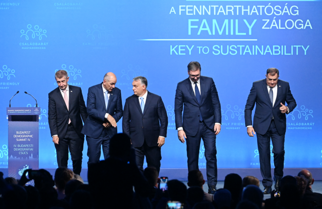 Le premier ministre tchèque Andrej Babis, son homologue slovène Janez Jansa, Viktor Orban, le Serbe Aleksandar Vucic et le Bosnien Milorad Dodik à Budapest, le 23 septembre  2021. © ATTILA KISBENEDEK / AFP