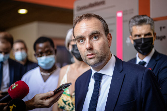 Sébastien Lecornu, ministre des outre-mer, en visite au Centre hospitalier de Cayenne, samedi 25 septembre 2021. © Jody Amiet / AFP Sébastien Lecornu, ministre des outre-mer, en visite au Centre hospitalier de Cayenne, samedi 25 septembre 2021. © Jody Amiet / AFP