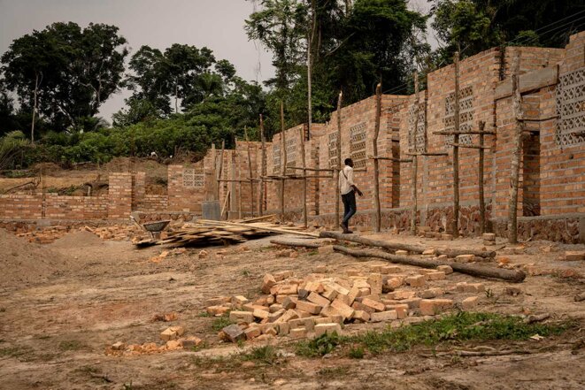 Une école en cours de construction dans le village de Yalifombo (RDC). Les travaux ont débuté après la faillite de Feronia en 2020, le 16 juillet 2021. © Photo Anthony Fouchard / Disclose