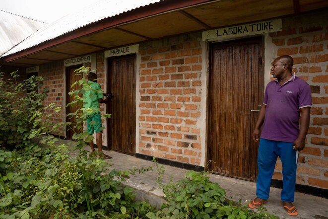 Un centre de santé construit par la société Feronia, mais livré sans équipements, dans la région de Lokutu (RDC), le 16 juillet 2021. © Photo Anthony Fouchard / Disclose
