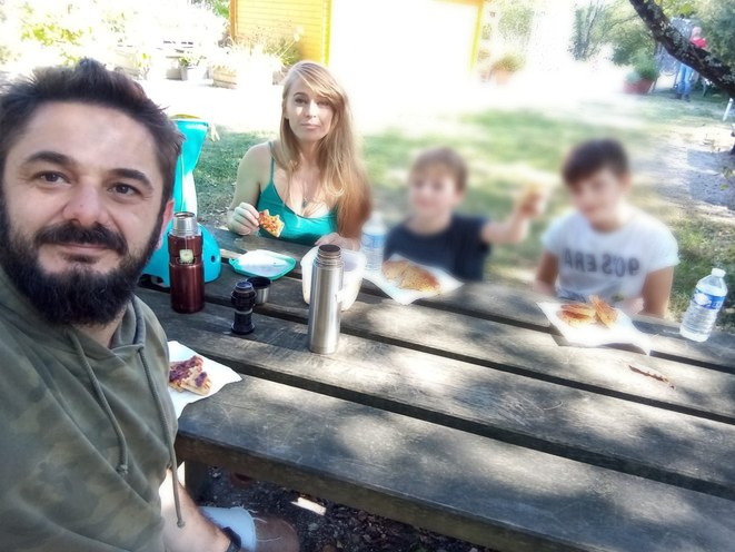 La famille Popaj au complet, quelques jours avant le placement en rétention du père La famille Popaj au complet, quelques jours avant le placement en rétention du père