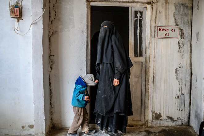 Une Française ayant fui l’État islamique, détenue dans le camp d'Al-Hol dans le nord-est de la Syrie, le 17 février 2019. © Photo Bulent Kilic / AFP Une Française ayant fui l’État islamique, détenue dans le camp d'Al-Hol dans le nord-est de la Syrie, le 17 février 2019. © Photo Bulent Kilic / AFP