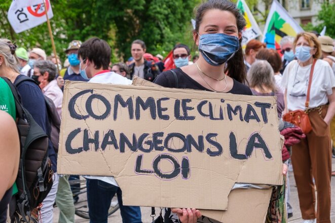Le 9 mai 2021, un millier de manifestants ont marché dans les rues de Strasbourg pour dénoncer la pseudo Loi Climat © Marc Meinau