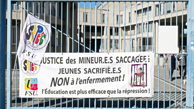 La grille symbole de l'enfermement malgré le refus affichée sur cette grille fermée © Georges-André Photos La grille symbole de l'enfermement malgré le refus affichée sur cette grille fermée © Georges-André Photos