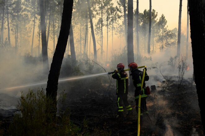 Des pompiers en action dans le Var, en août 2021. © Nicolas Tucat / AFP