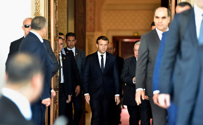Emmanuel Macron reçu par le président du Sénat algérien Abdelkader Bensalah à son arrivée à l'aéroport d’Alger, le 6 décembre 2017. © Photo Ryad Kramdi / AFP