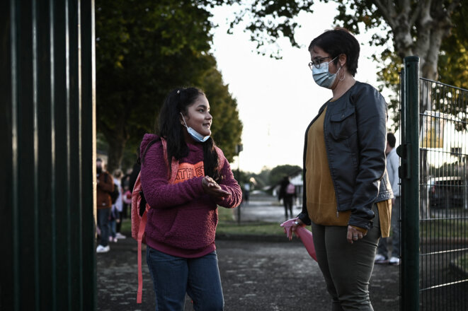 Une élève arrive dans son école primaire de Labouheyre, le 4 octobre 2021 © Philippe LOPEZ / AFP Une élève arrive dans son école primaire de Labouheyre, le 4 octobre 2021 © Philippe LOPEZ / AFP