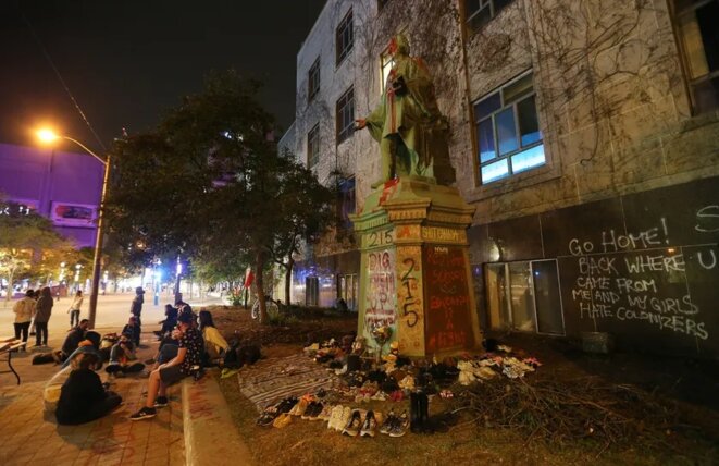 Sitting organisé en mémoire des 215 enfants autochtones retrouvés enterrés dans des fosses dans un pensionnat à Kamloops, Colombie-Britannique, 31 mai 2021 [Photo : Steve Russell]