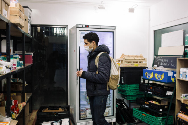 Rokneddine, étudiant, se rend à l'Agoraé, une épicerie solidaire qui procède à des distributions alimentaires, le 25 janvier 2021 à Paris. © Philippe Labrosse / Hans Lucas / Hans Lucas via AFP Rokneddine, étudiant, se rend à l'Agoraé, une épicerie solidaire qui procède à des distributions alimentaires, le 25 janvier 2021 à Paris. © Philippe Labrosse / Hans Lucas / Hans Lucas via AFP