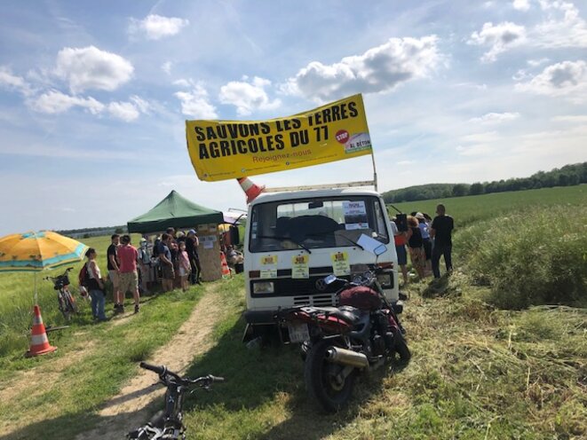 Rassemblement pour la protection de terres agricoles menacées par une ZAC, les Chapelles-Bourbon (Seine-et-Marne), le 12 juin 2021. (JL) Rassemblement pour la protection de terres agricoles menacées par une ZAC, les Chapelles-Bourbon (Seine-et-Marne), le 12 juin 2021. (JL)