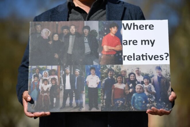 Un membre de la communauté ouïghoure tient une pancarte alors qu'il se joint à une manifestation à Londres le 22 avril 2021. Justin Tallis/AFP via Getty Images