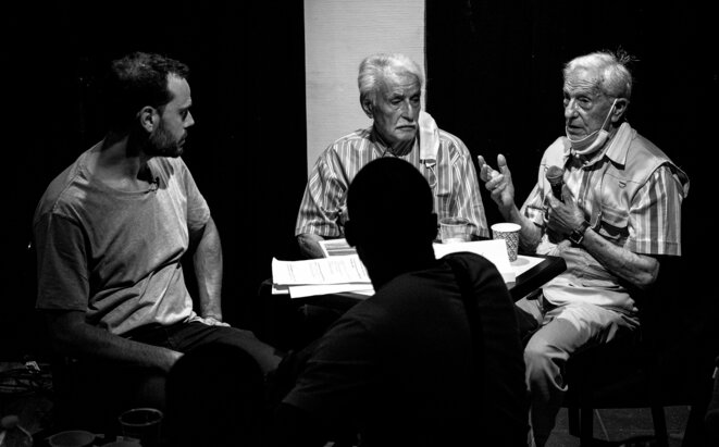 Les témoins sont inteviewés sur scène et répondent aux questions du public apès la représentation © MORGAN BOURDEAU / Urban Prod Les témoins sont inteviewés sur scène et répondent aux questions du public apès la représentation © MORGAN BOURDEAU / Urban Prod