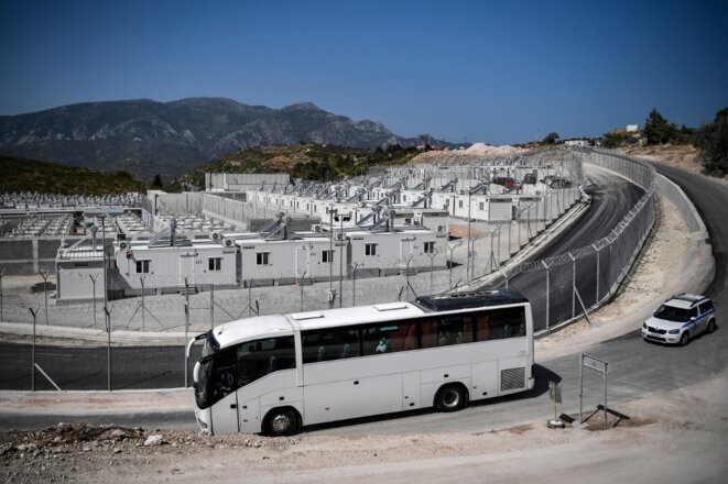 Un bus de migrants arrive dans le camp de rétention de Samos, le 20 septembre. © Photo Louisa Gouliamaki / AFP