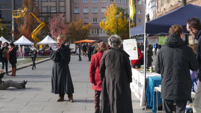 31 octobre 2015 – fin du jeûne de Pierre... toujours pour la fermeture de la centrale nucléaire de Fessenheim, l'un de ses combats militant – Strasbourg © Bruno Dalpra 31 octobre 2015 – fin du jeûne de Pierre... toujours pour la fermeture de la centrale nucléaire de Fessenheim, l'un de ses combats militant – Strasbourg © Bruno Dalpra
