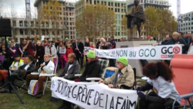 Novembre 2018 – Pierre a fait parti des grévistes de la faim pour réclamer un moratoire sur le GCO, ici au 14e jour de la grève, devant la statue de Gandhi, place de l'Etoile à Strasbourg. © GCO NON MERCI Novembre 2018 – Pierre a fait parti des grévistes de la faim pour réclamer un moratoire sur le GCO, ici au 14e jour de la grève, devant la statue de Gandhi, place de l'Etoile à Strasbourg. © GCO NON MERCI