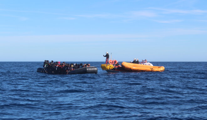 Des exilés secourus par des marins sauveteurs de SOS Méditerranée, début 2021. © NB.