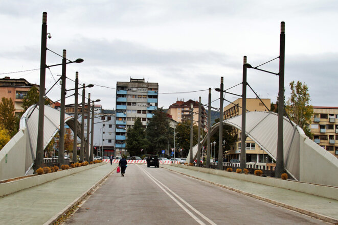 Le pont qui sépare Mitrovica (Kosovo) en deux. © Laurent Geslin