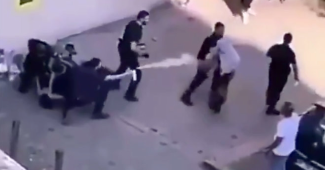 Capture d’écran de la vidéo montrant une femme qui proteste contre l’interpellation de son fils et qui reçoit un jet de gaz lacrymogène en plein visage de la part d’un policier. Capture d’écran de la vidéo montrant une femme qui proteste contre l’interpellation de son fils et qui reçoit un jet de gaz lacrymogène en plein visage de la part d’un policier.