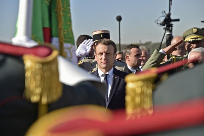 Emmanuel Macron à son arrivée à l’aéroport d’Alger, le 6 décembre 2017. © Photo Ryad Kramdi / AFP Emmanuel Macron à son arrivée à l’aéroport d’Alger, le 6 décembre 2017. © Photo Ryad Kramdi / AFP