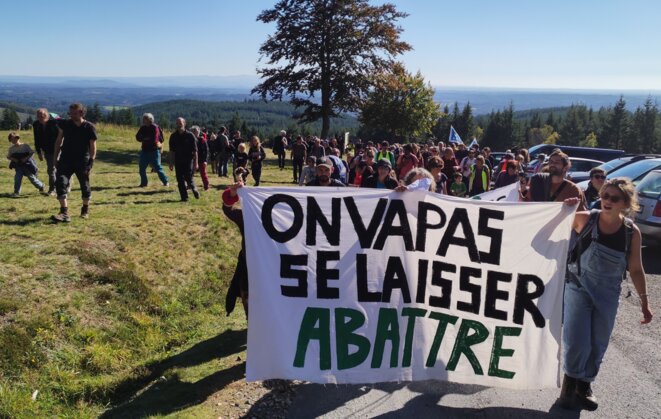 Marcheuses et marcheurs pour des forêts vivantes sur le mont Bessou, samedi 16 octobre 2021, dans le nord de la Corrèze. © NC