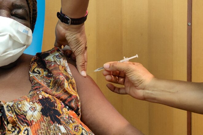 Une vaccination à Pointe-à-Pitre, en Guadeloupe, le 6 août 2021. © Cedrick Isham Calvados/AFP
